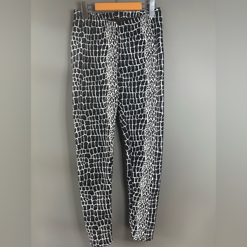 Just Cozy, Size M/L, Black and white alligator print, fleece lined warm leggings - Picture 4 of 7